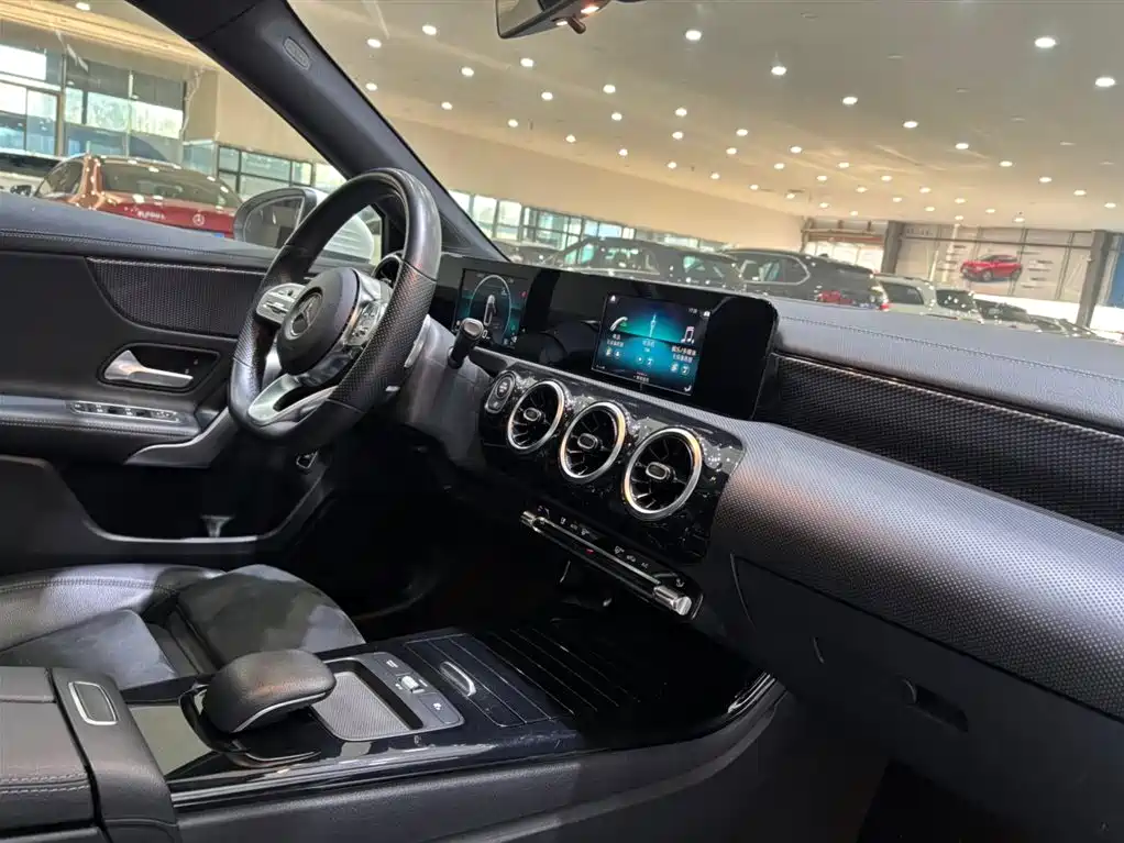 Mercedes-Benz A-Class 2019 A 180 L Sport Sedan фото 3