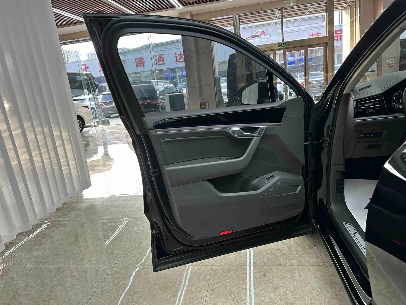 Volkswagen Touareg 2022 2.0TSI Rui Shang Edition фото 8