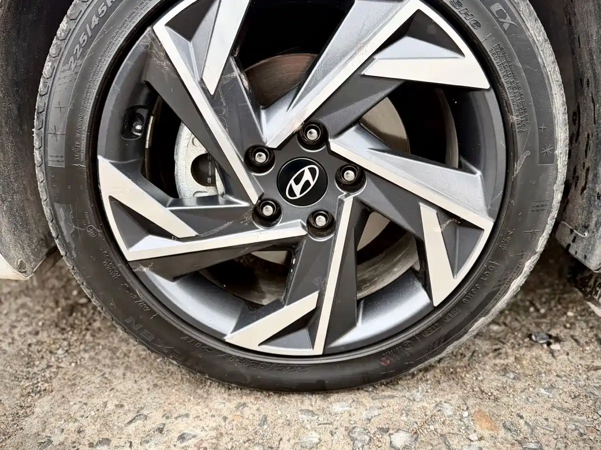 Hyundai Elantra 2023 Model 1.5L CVT LUX Premium Edition фото 9