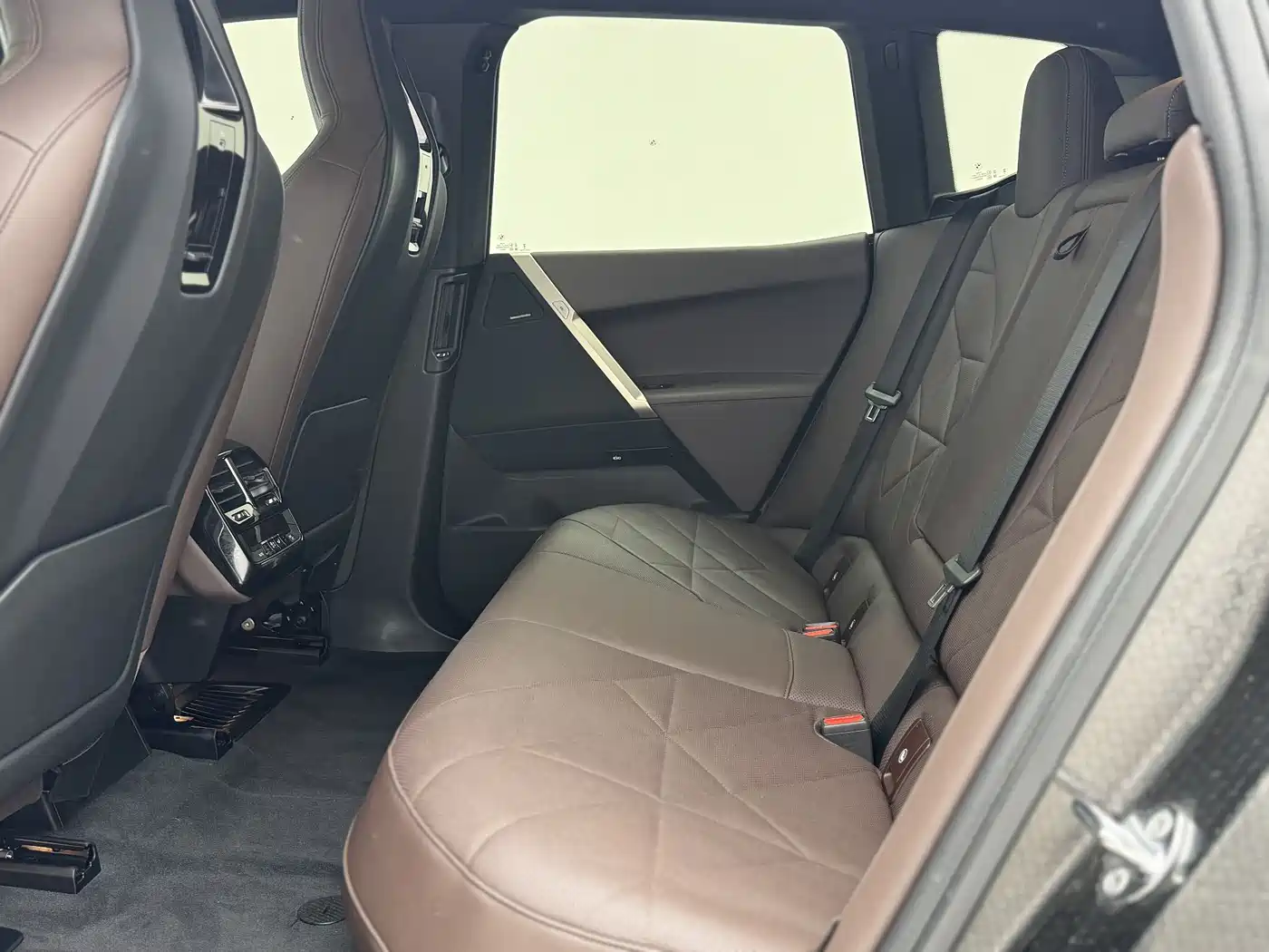 BMW iX 2023 Facelift xDrive40 фото 16