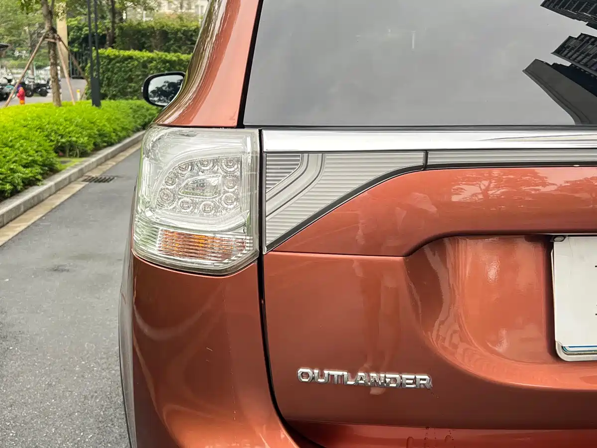 Mitsubishi Outlander (Import) 2014 2.4L 4WD Luxury Value Edition 5-seater фото 10
