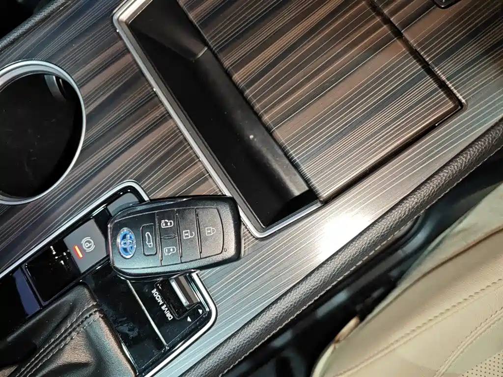 Toyota Granvia 2023 2.5L Hybrid VIP Edition фото 9