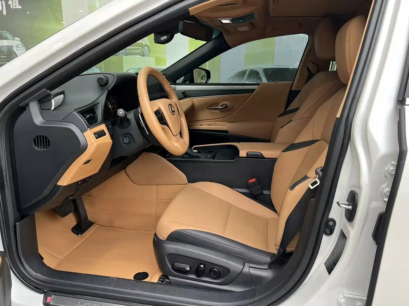 Фото 6 - Lexus ES