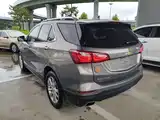 Photo 5 - Chevrolet Equinox