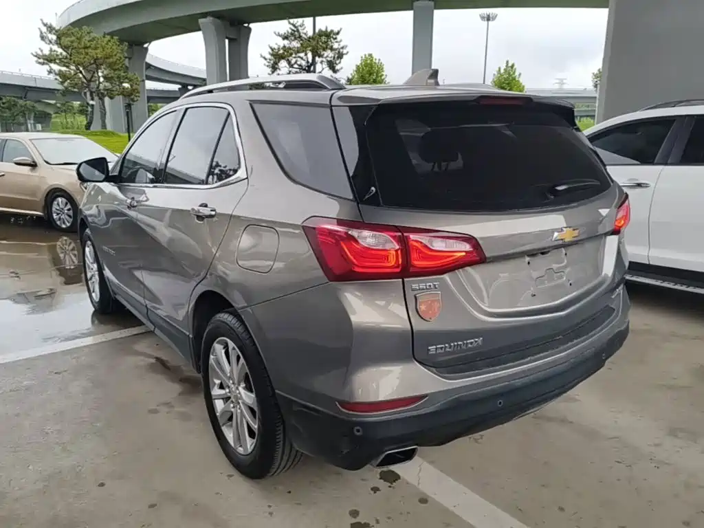 Photo 5 - Chevrolet Equinox