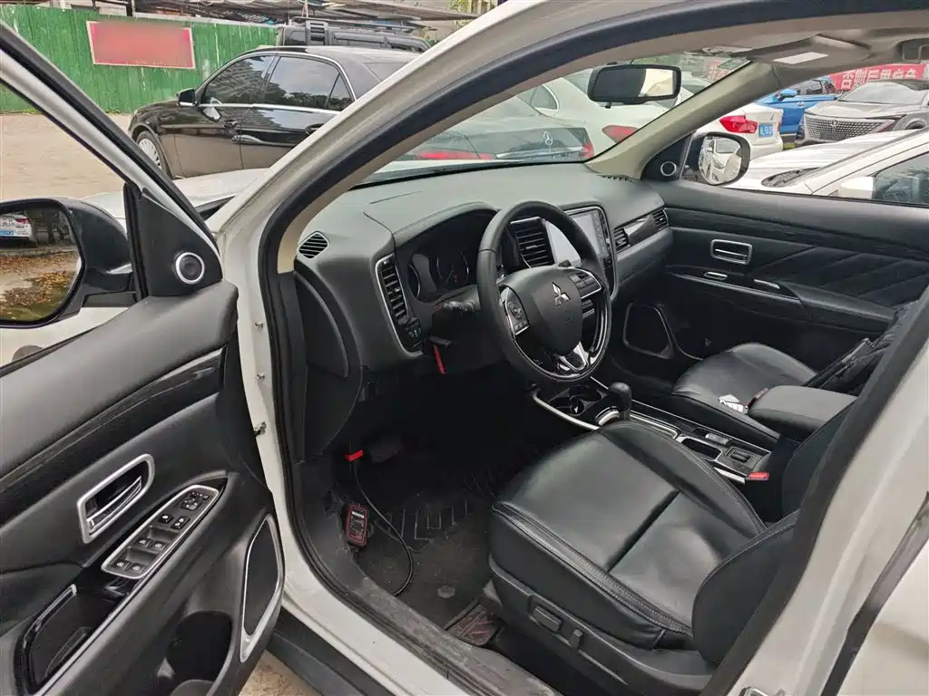 MITSUBISHI OUTLANDER