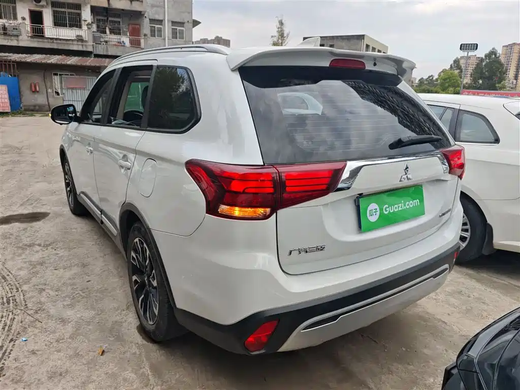 MITSUBISHI OUTLANDER