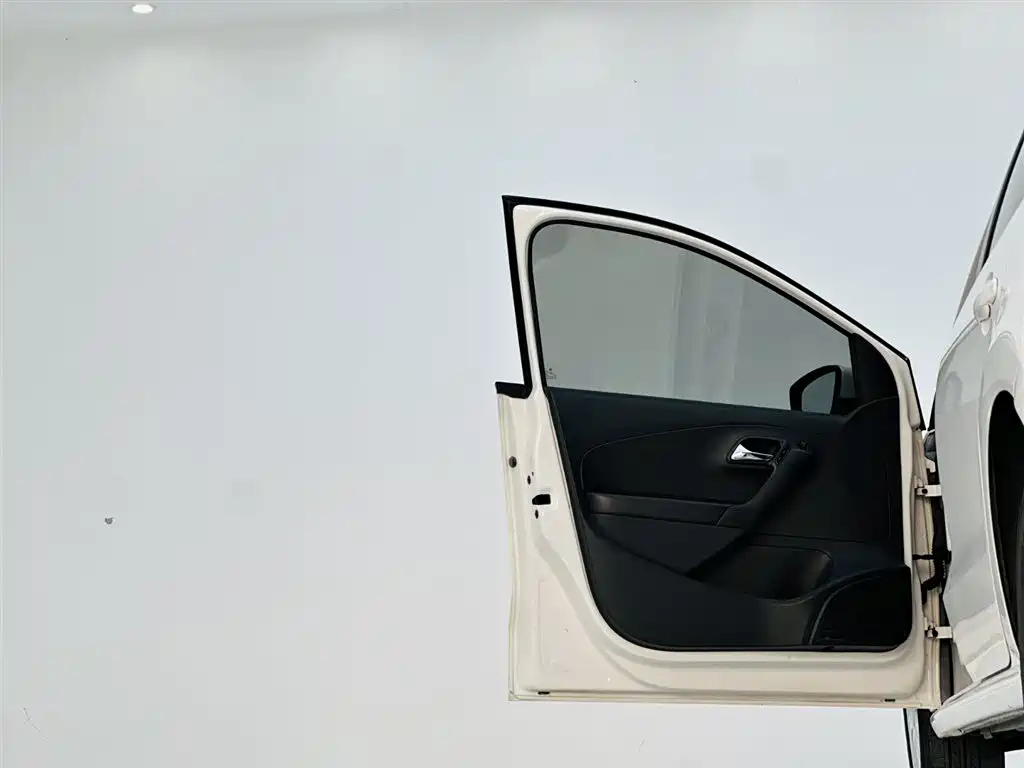 Volkswagen Polo 2013 1.6L Automatic Comfort Edition фото 12