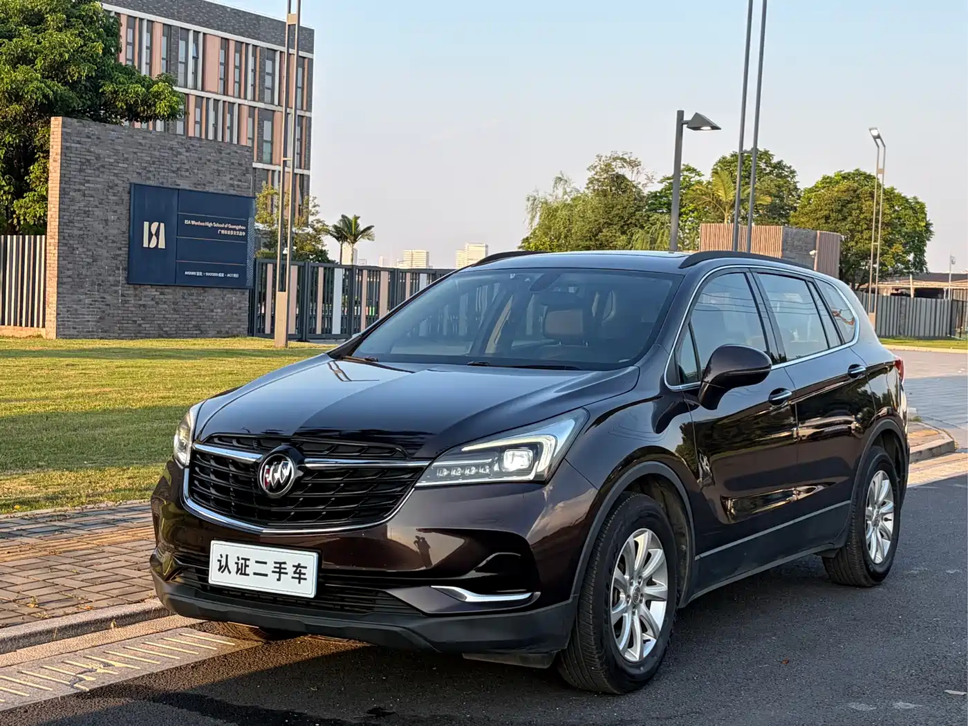 Buick Envision Plus 2020 20T FWD Leading