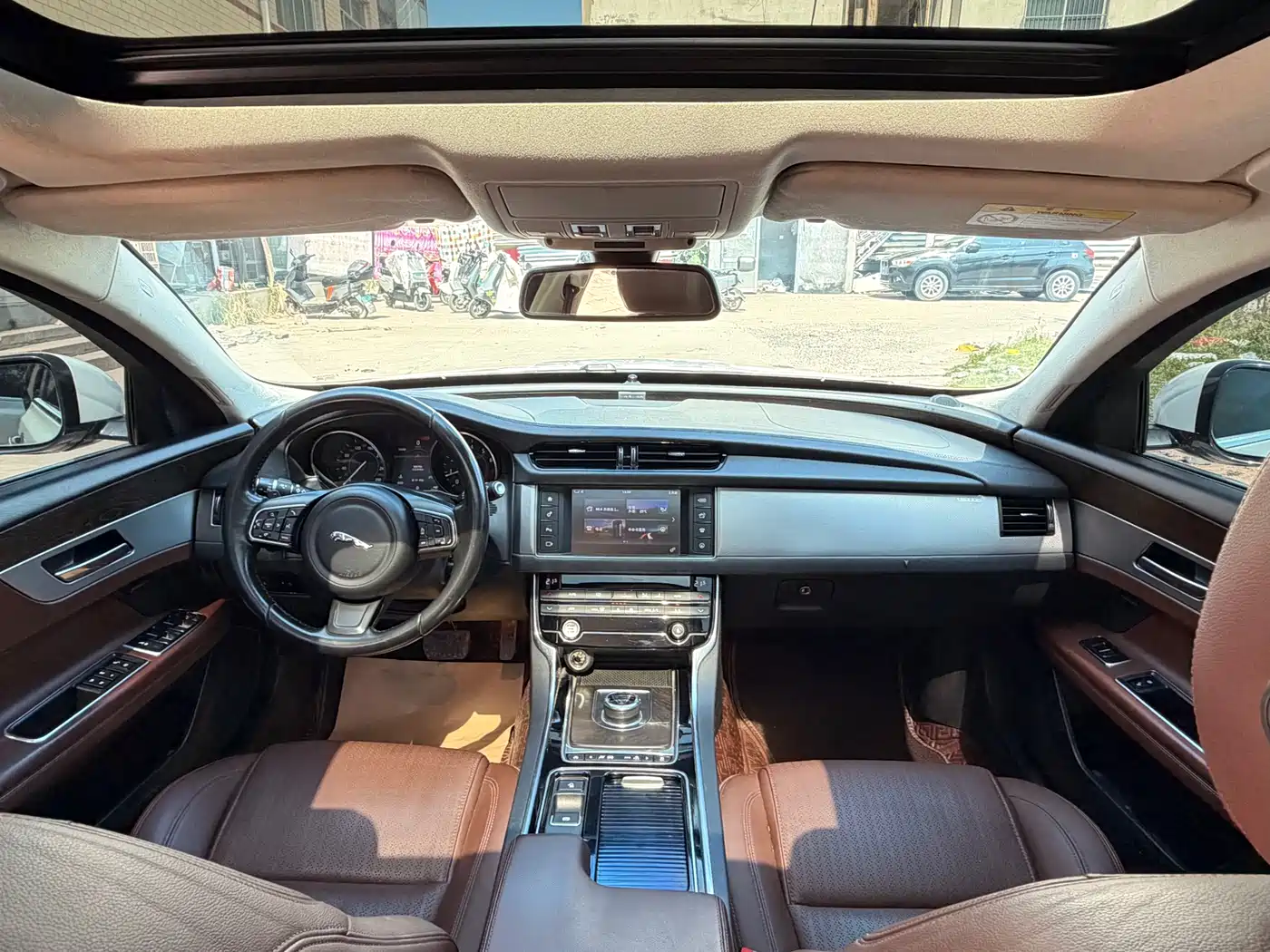 Photo 13 - Jaguar XFL