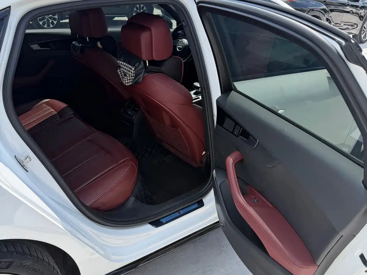 Фото 7 - Audi A4L