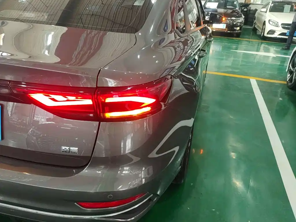 Фото 8 - Geely Emgrand
