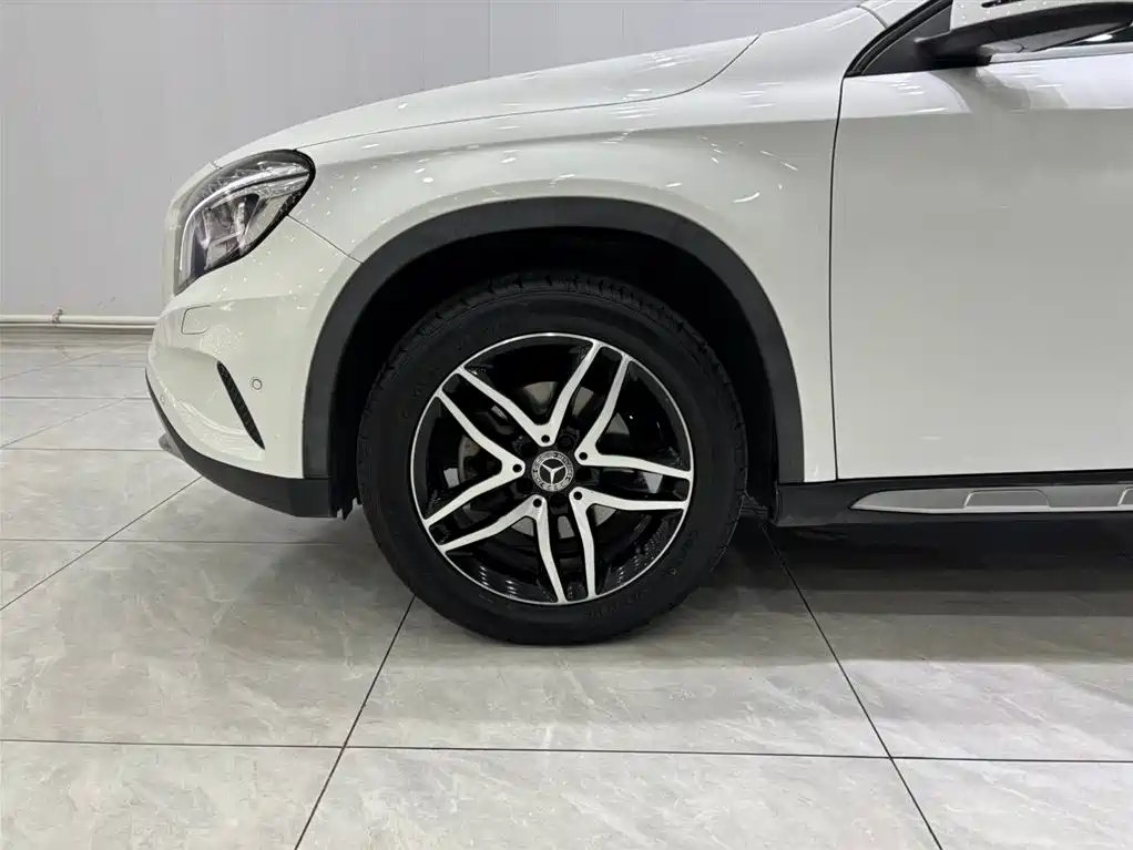 MERCEDES-BENZ GLA