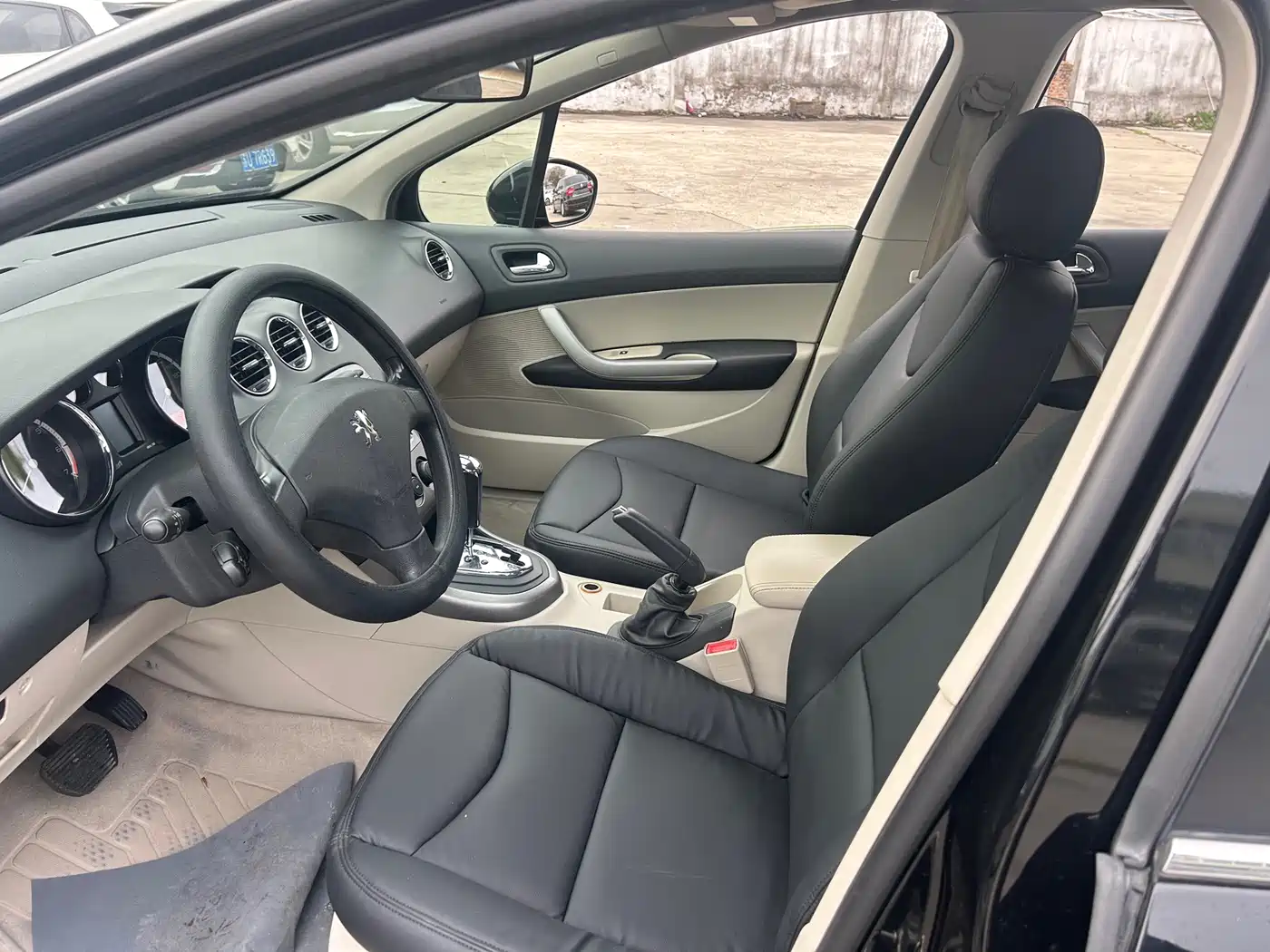 Peugeot 408 2011 2.0L Automatic Comfort Edition фото 4