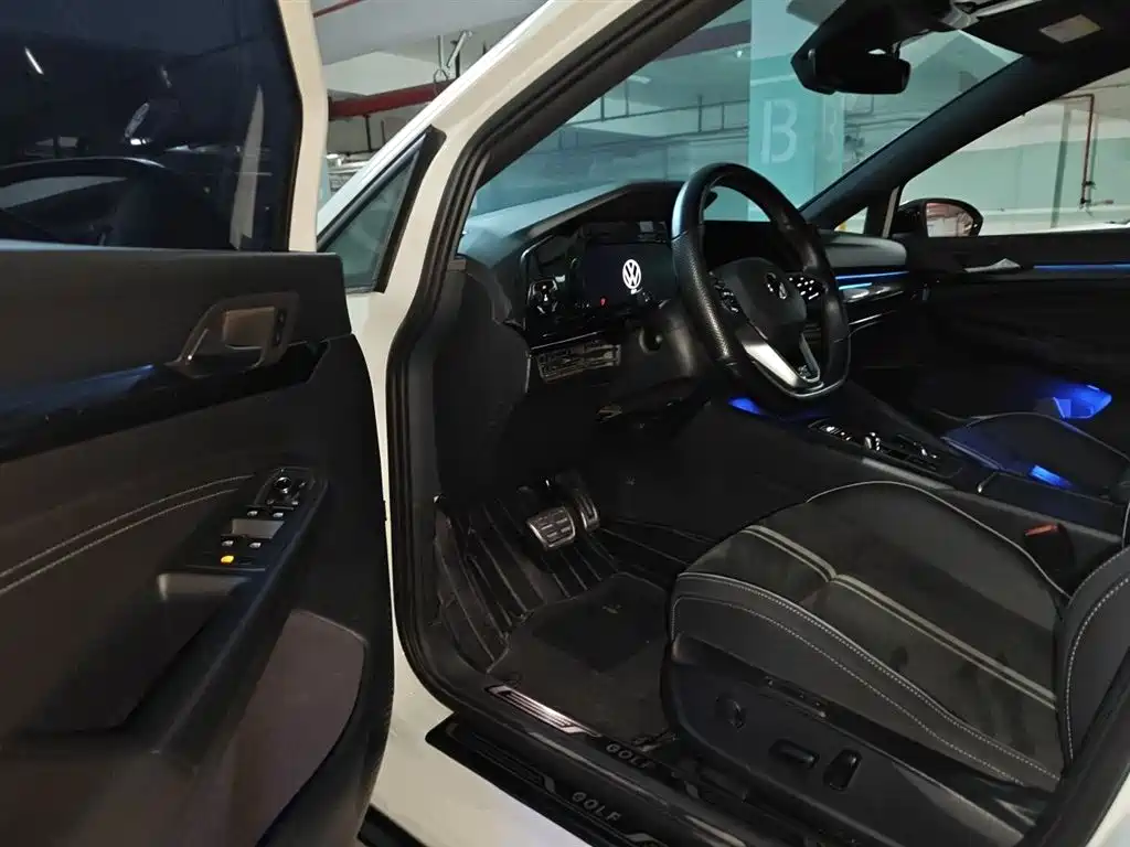 VOLKSWAGEN GOLF