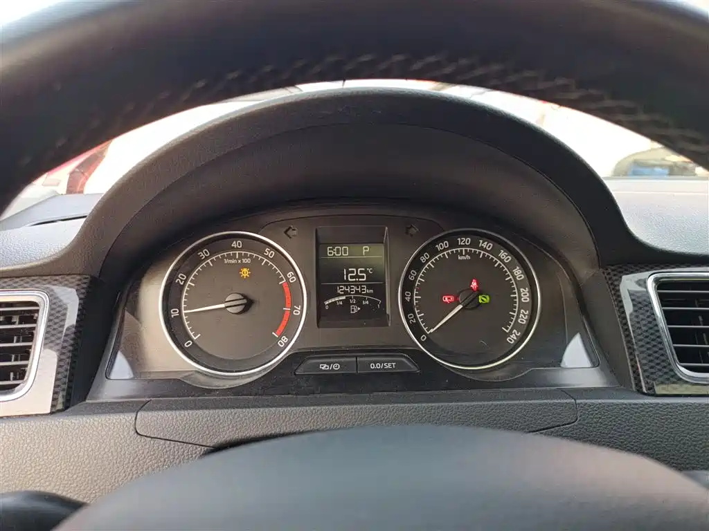 Škoda Skoda Rapid Spaceback 2016 1.6L Automatic Smart Edition фото 8