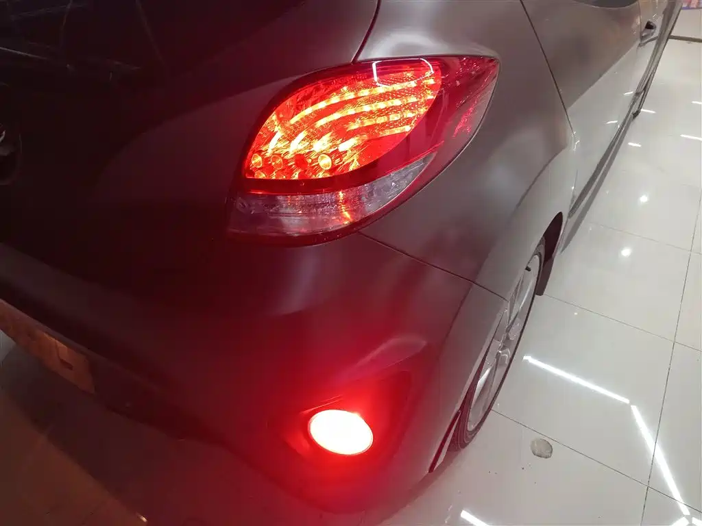 Hyundai Veloster 2015 1.6T Automatic Luxury Edition фото 8