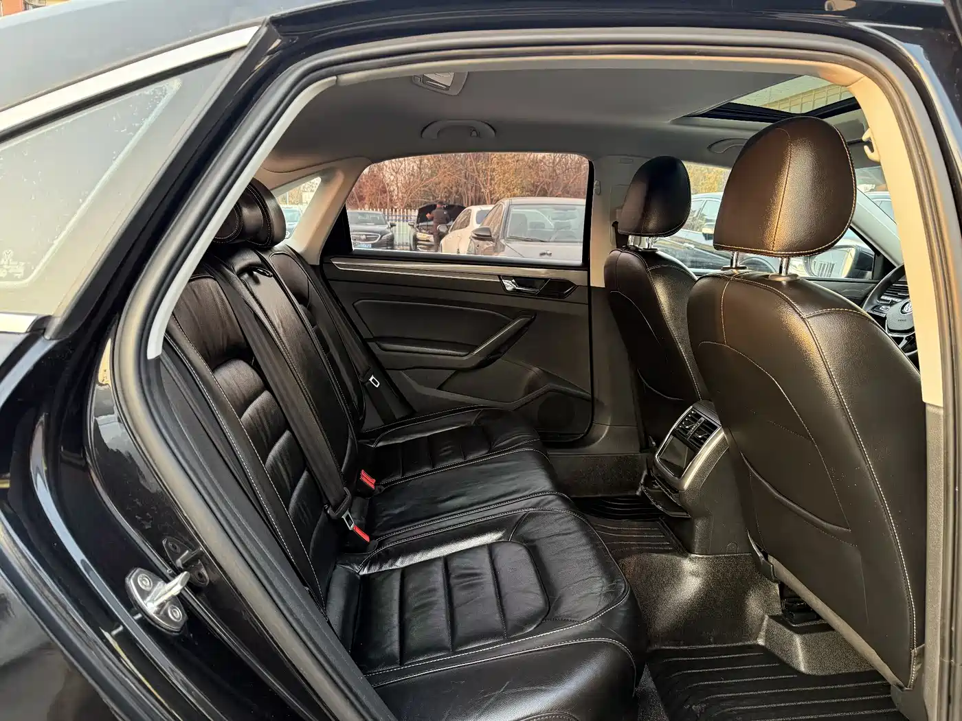 Volkswagen Passat 2016 280TSI DSG Honor Edition фото 8