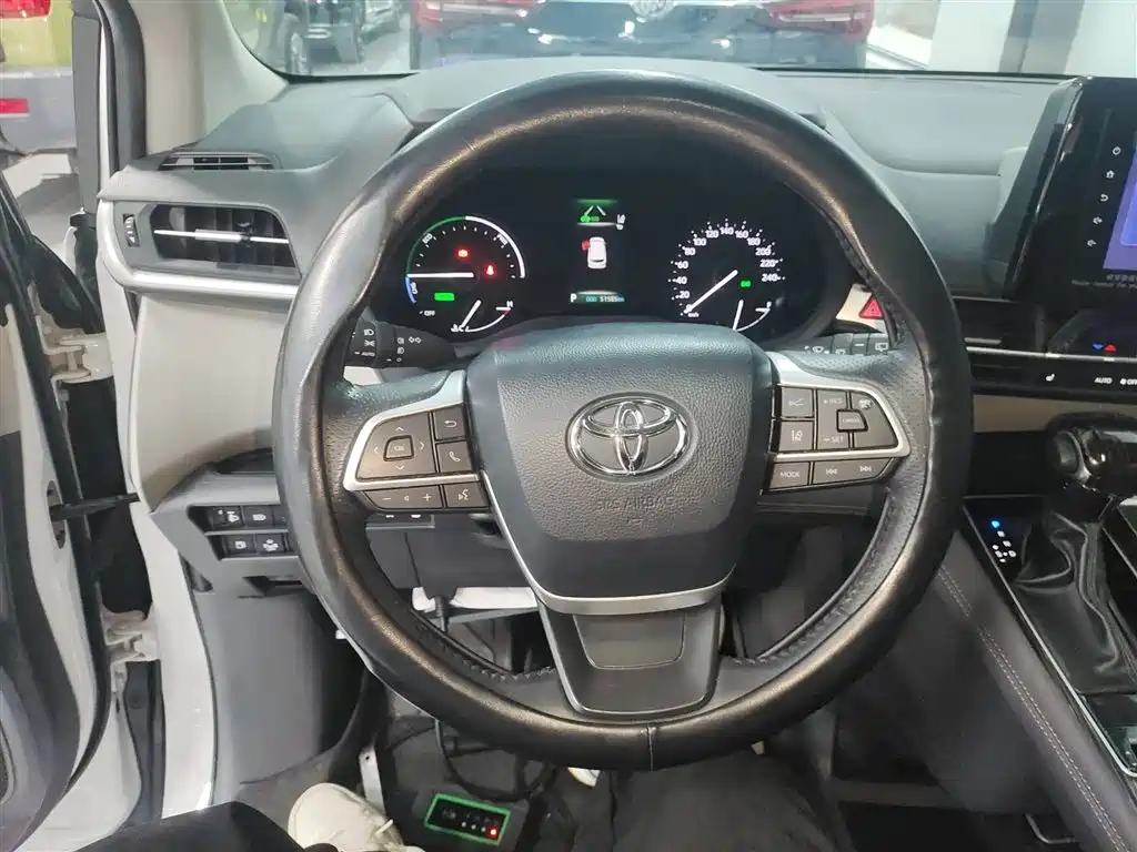 Toyota Sienna 2023 2.5L Hybrid Luxury Edition фото 10