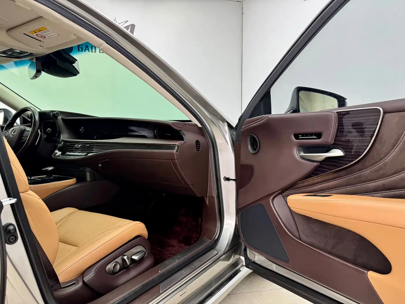 Photo 12 - Lexus LS
