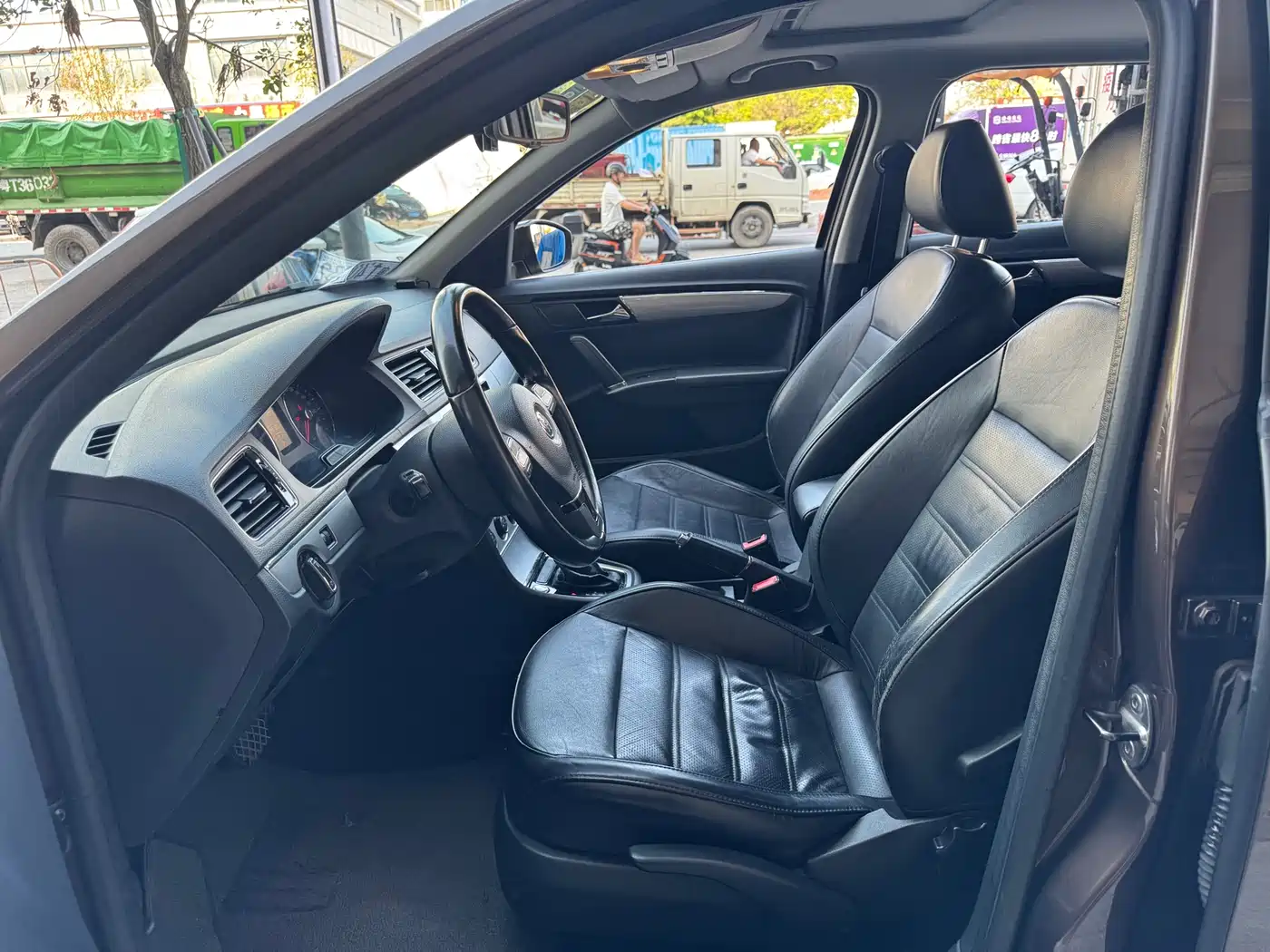 Volkswagen Lavida Tour 2013 1.6L Auto Luxury фото 5