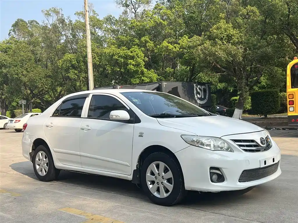 Toyota Corolla 2013 Special Edition 1.6L Auto Ultimate Cool GL фото 3