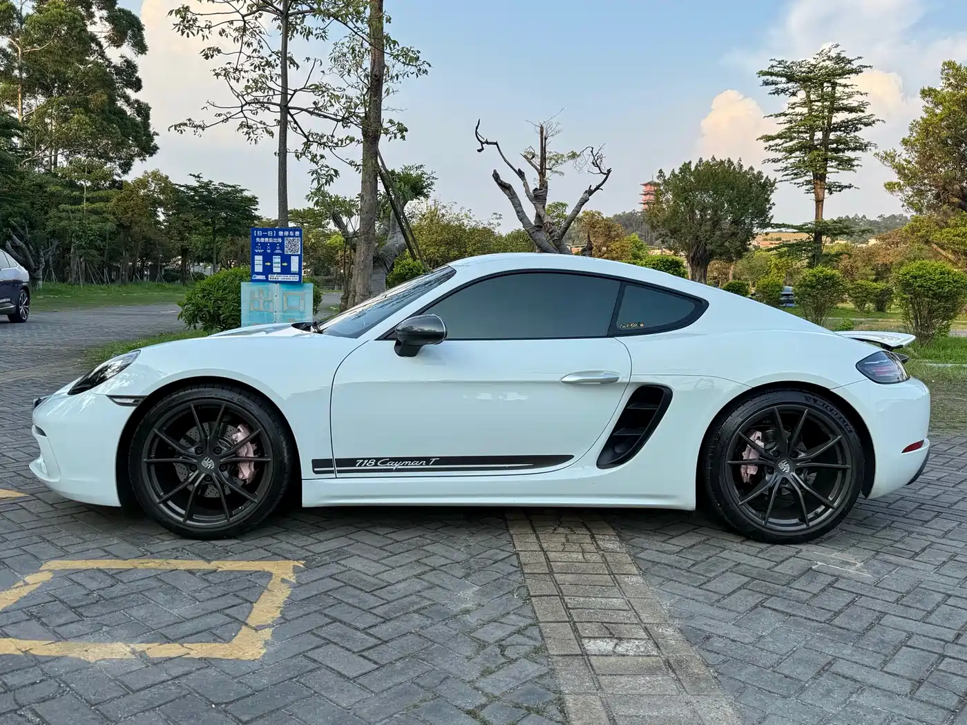 Porsche 718 2019 Cayman T 2.0T фото 12