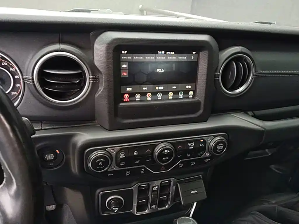 Photo 13 - Jeep Wrangler