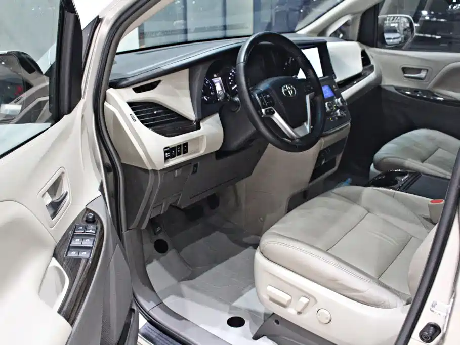 Photo 4 - Toyota Sienna