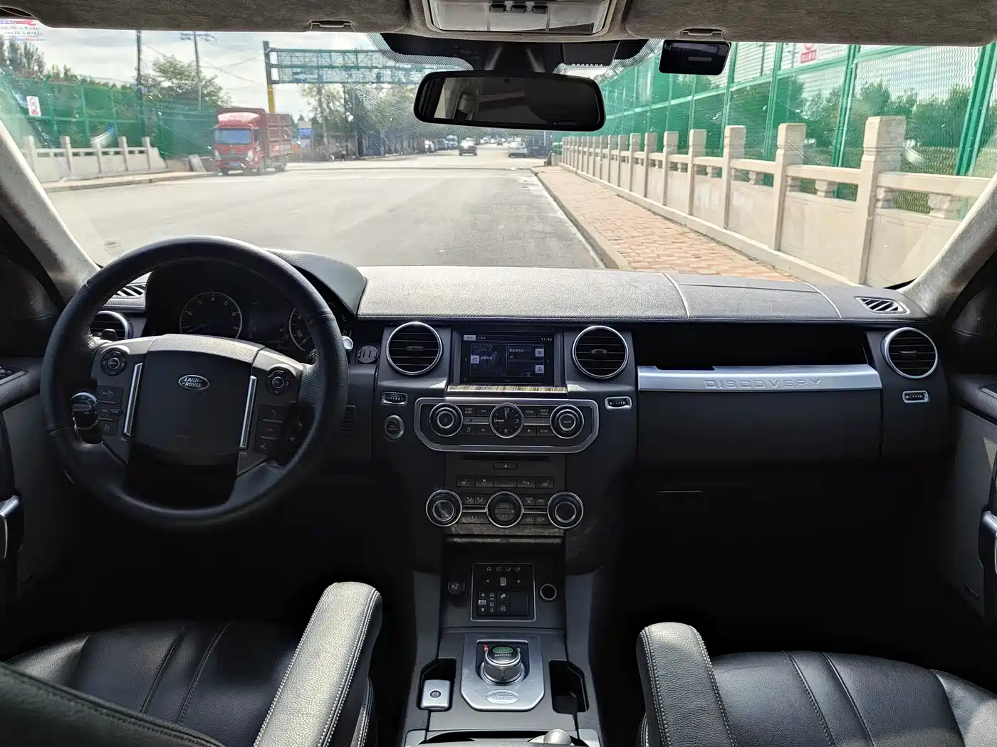 Land Rover Discovery 2016 3.0 SC V6 HSE фото 12