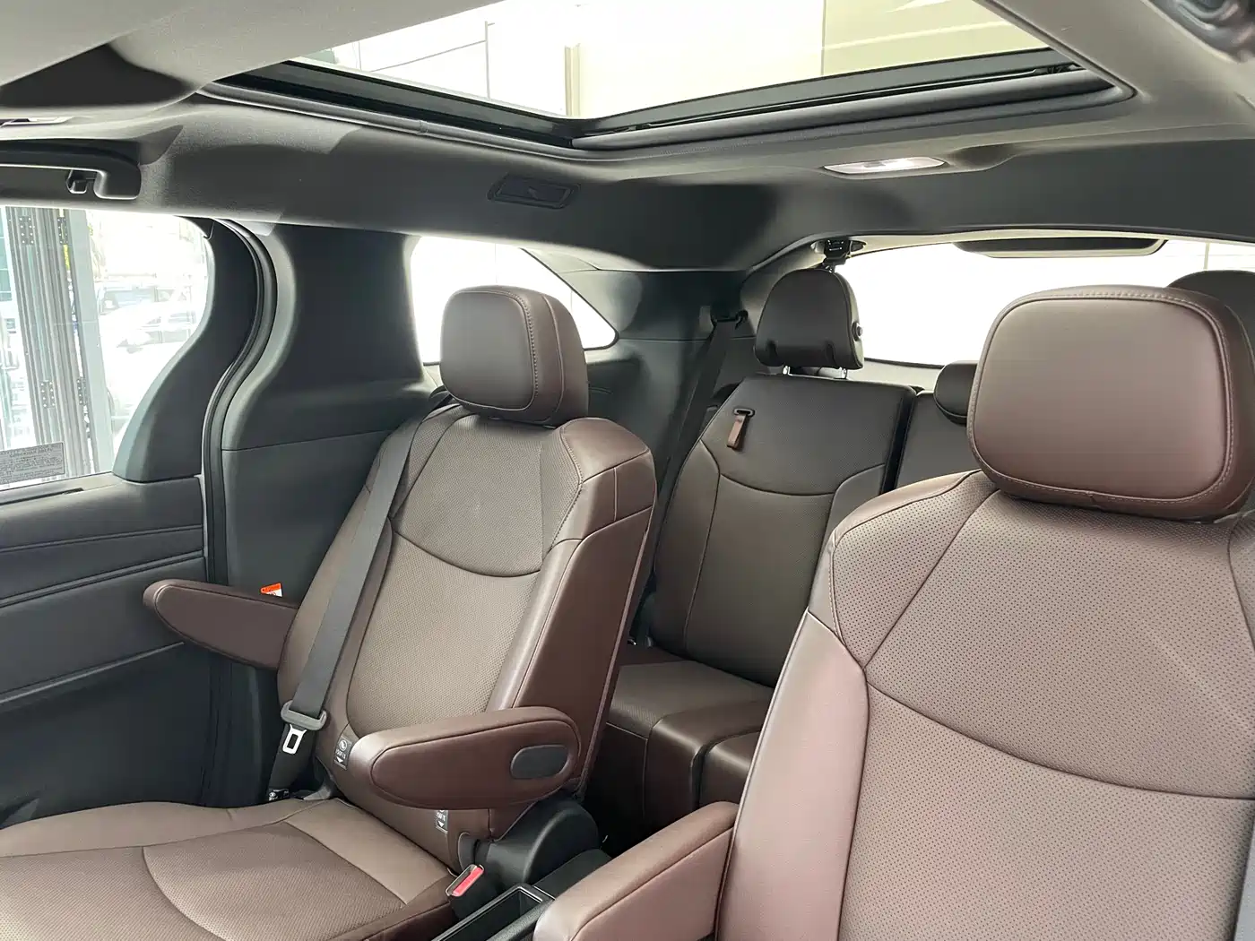 Toyota Granvia 2024 2.5L Hybrid Premium PLUS 4WD Edition фото 16