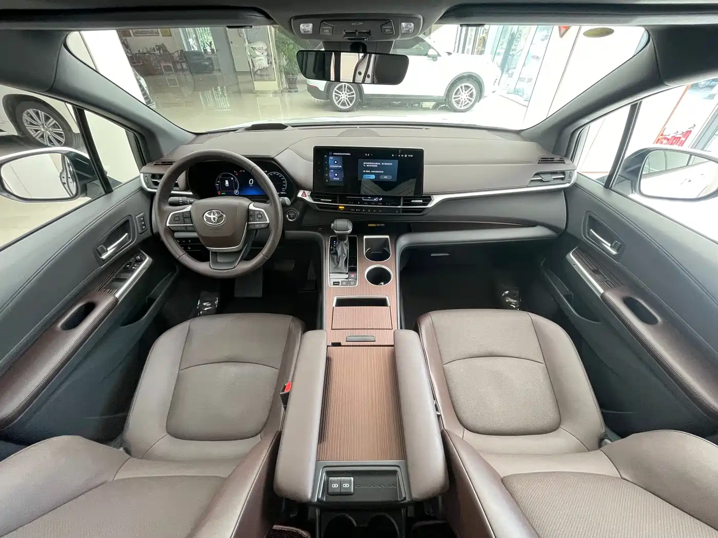 Toyota Granvia 2024 2.5L Hybrid Premium PLUS 4WD Edition фото 19
