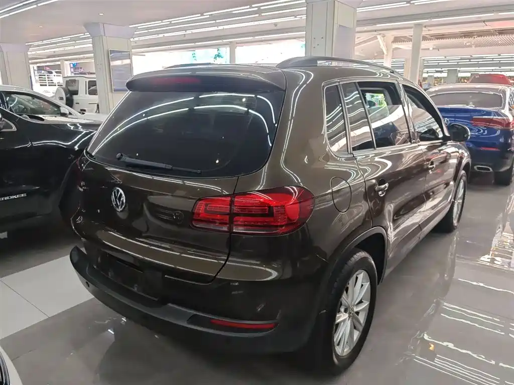 VOLKSWAGEN TIGUAN