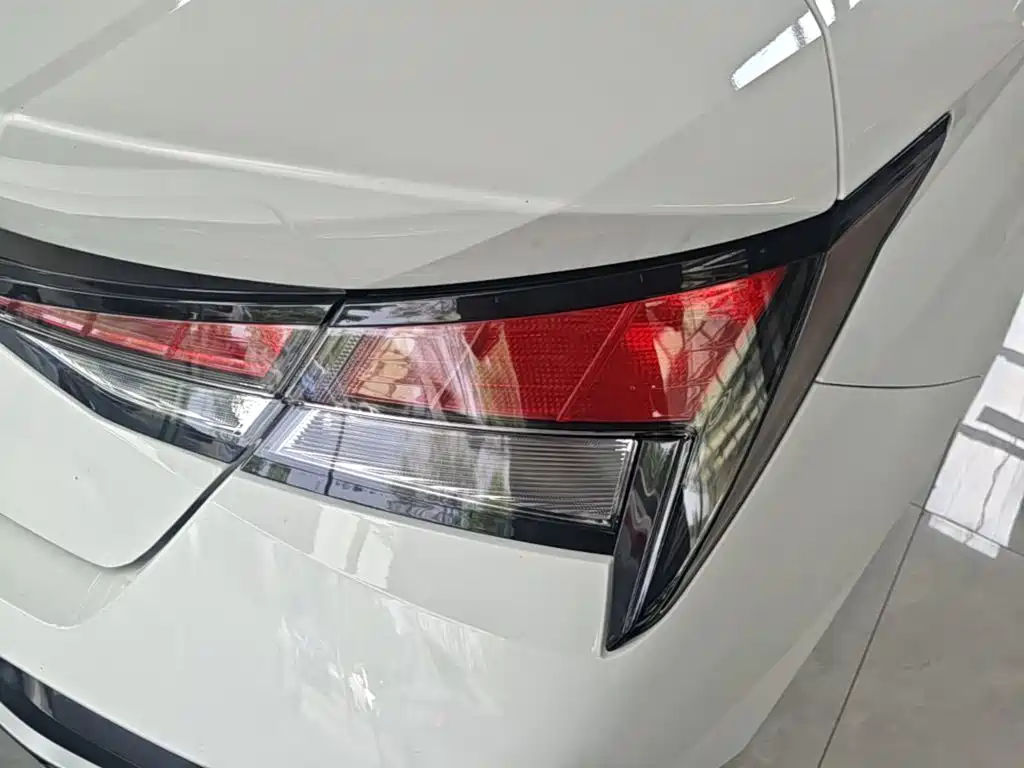 Photo 8 - Hyundai Elantra