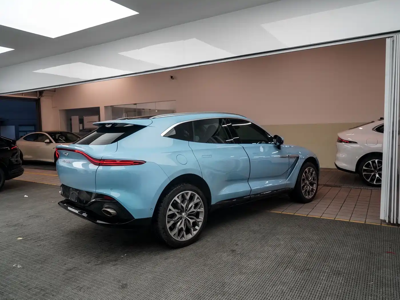 Aston Martin DBX 2022 3.0T STRAIGHT-SIX фото 3