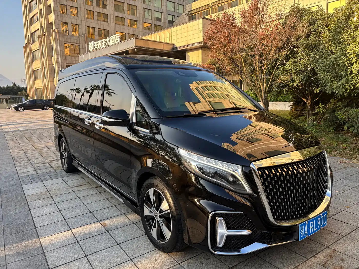 Mercedes-Benz V-Class 2021 V 260 L Long Wheelbase Premium Edition фото 3