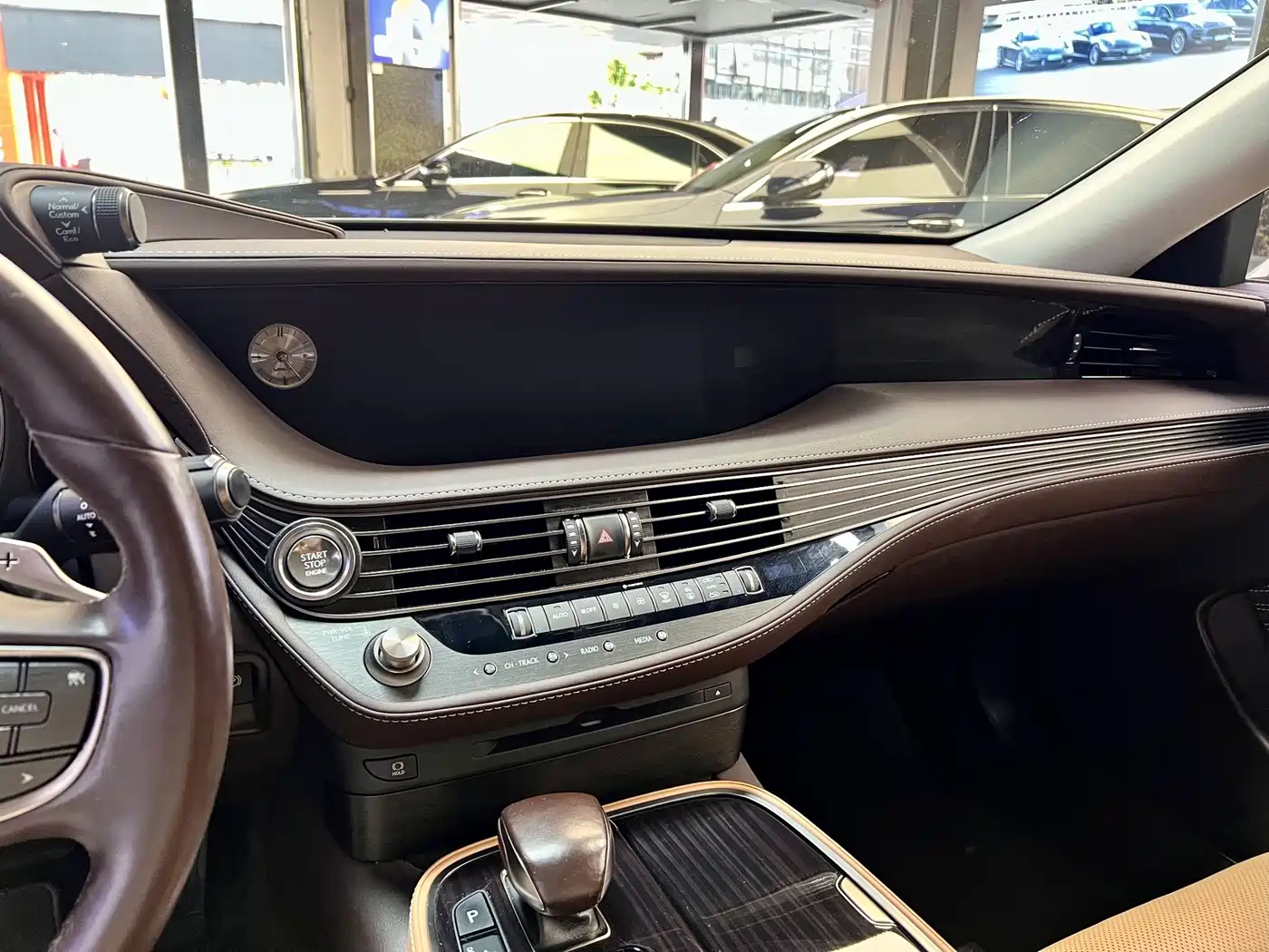 Photo 10 - Lexus LS