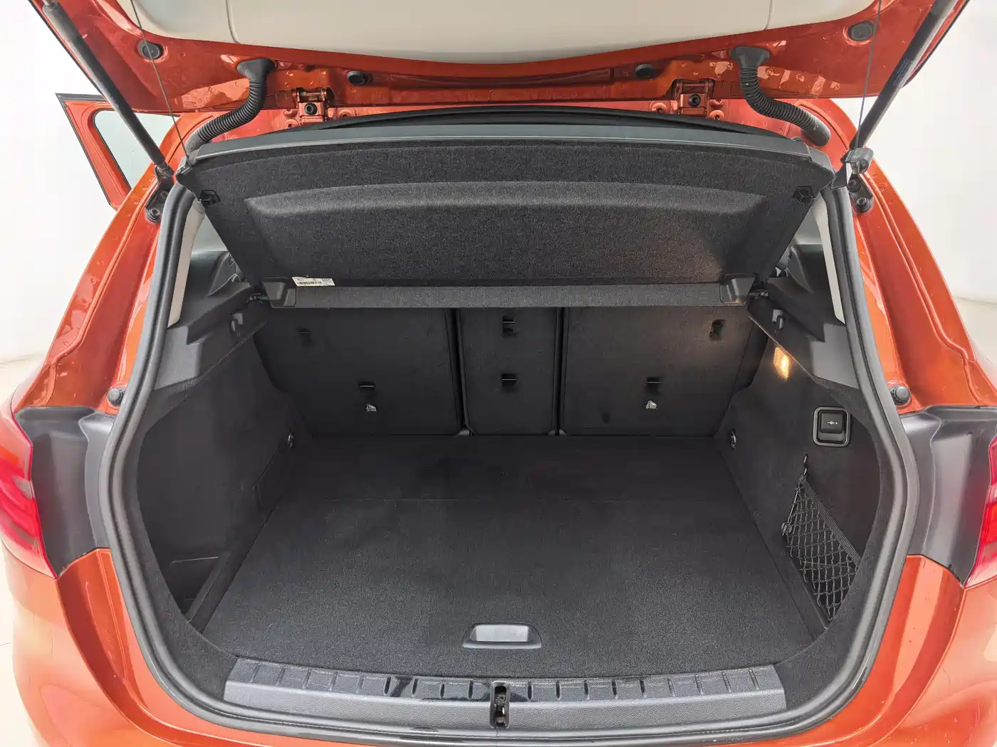 BMW 2 Series Touring 2016 218i Leading фото 18
