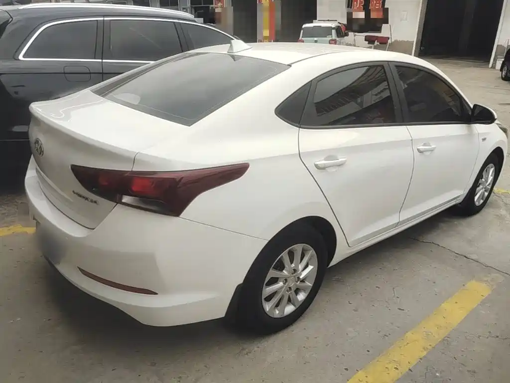 Hyundai Verna 2016 1.4L Manual Cool Edition GLS фото 7
