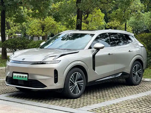 Lynk & Co 08 EM-P 2023