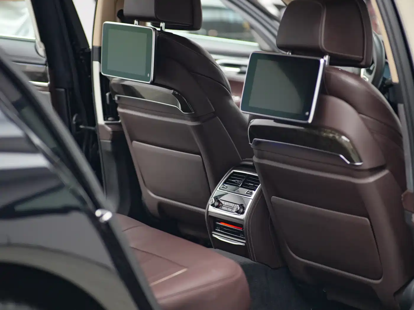 BMW 7 Series 2016 740Li Leading Edition фото 8