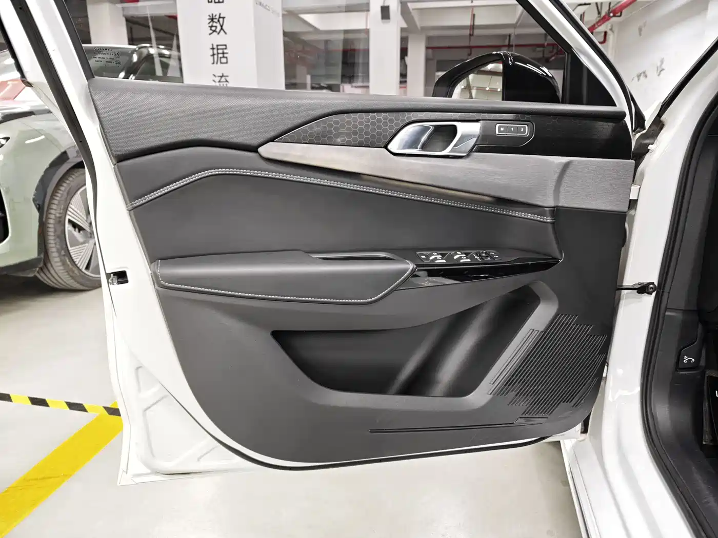Lynk & Co 02 Hatchback 2022 2.0TD Pro фото 10