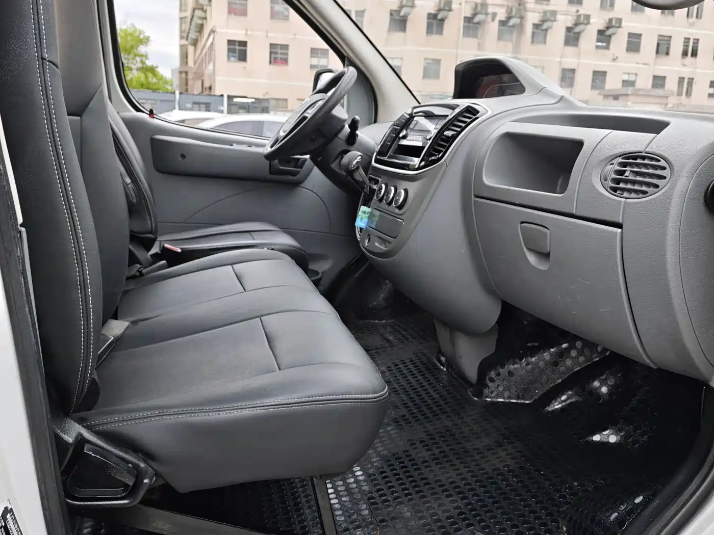 SAIC Maxus Xintu V80 2018 2.5T AMT Aoyun Short Wheelbase Ultra Low Roof 5-6-seater фото 8
