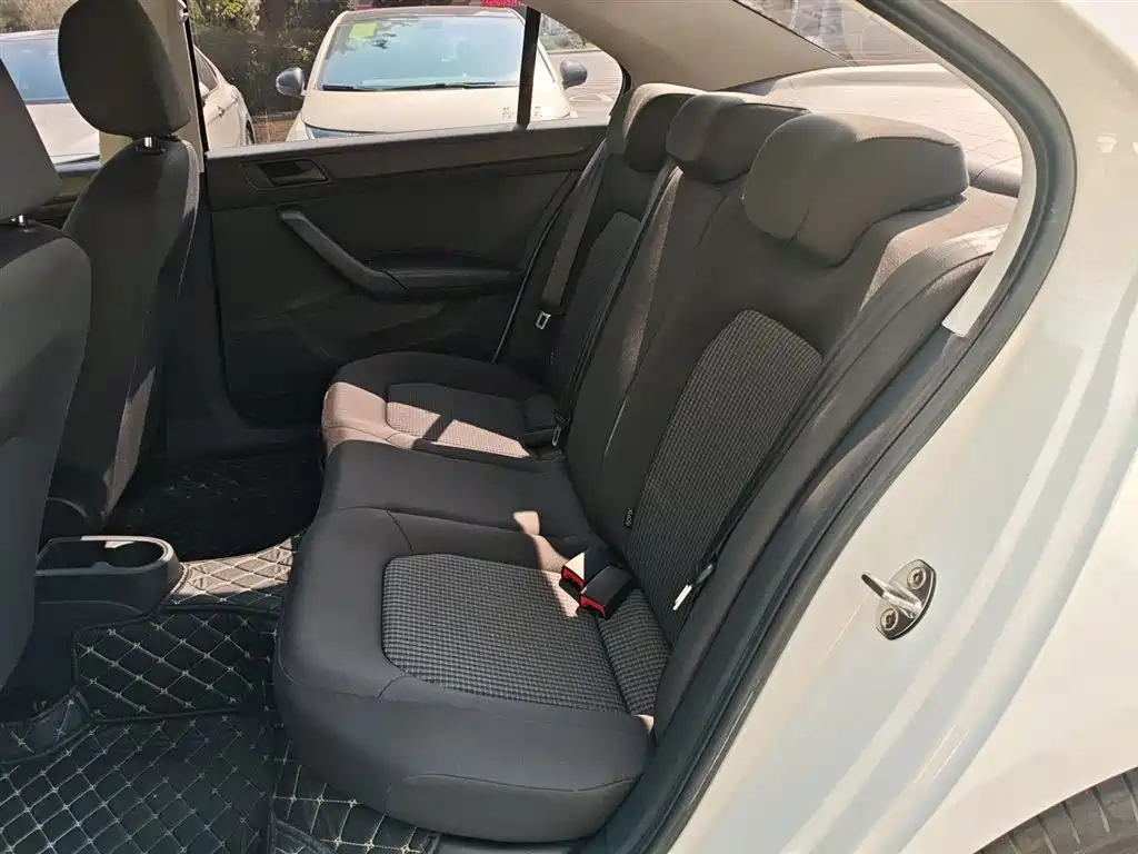 VOLKSWAGEN SANTANA