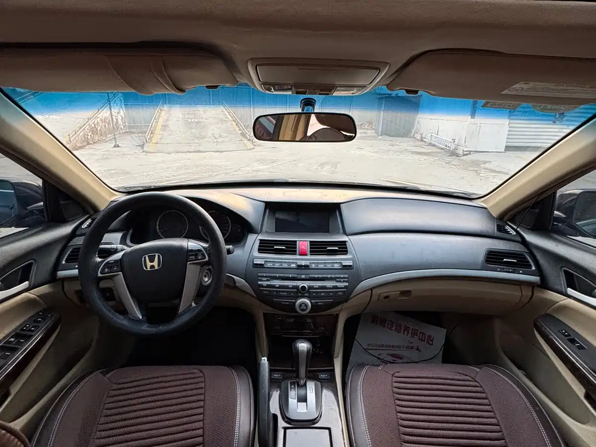 Фото 8 - Honda Accord