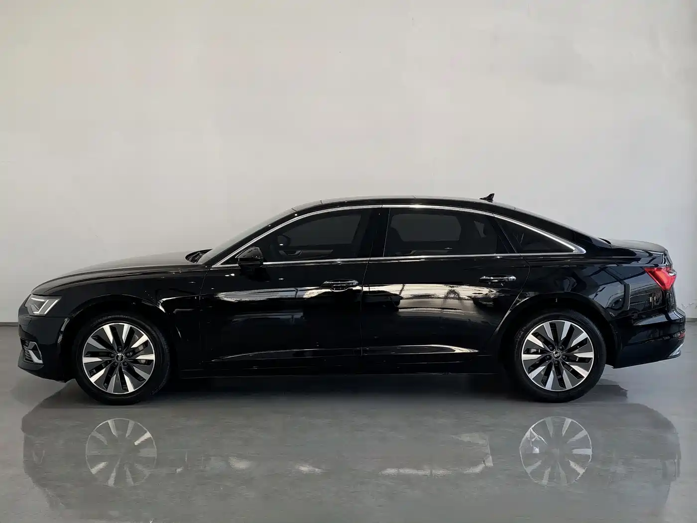 Audi A6L 2024 45 TFSI Premium Elegance фото 3
