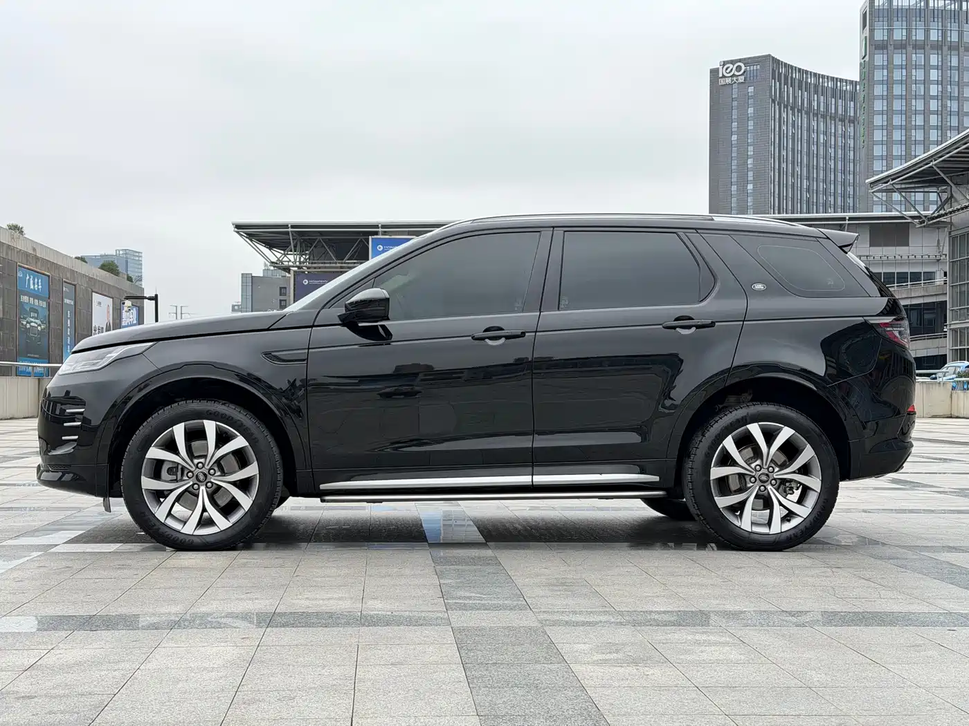 Land Rover Discovery Sport 2025 249PS Performance Tech Edition фото 8