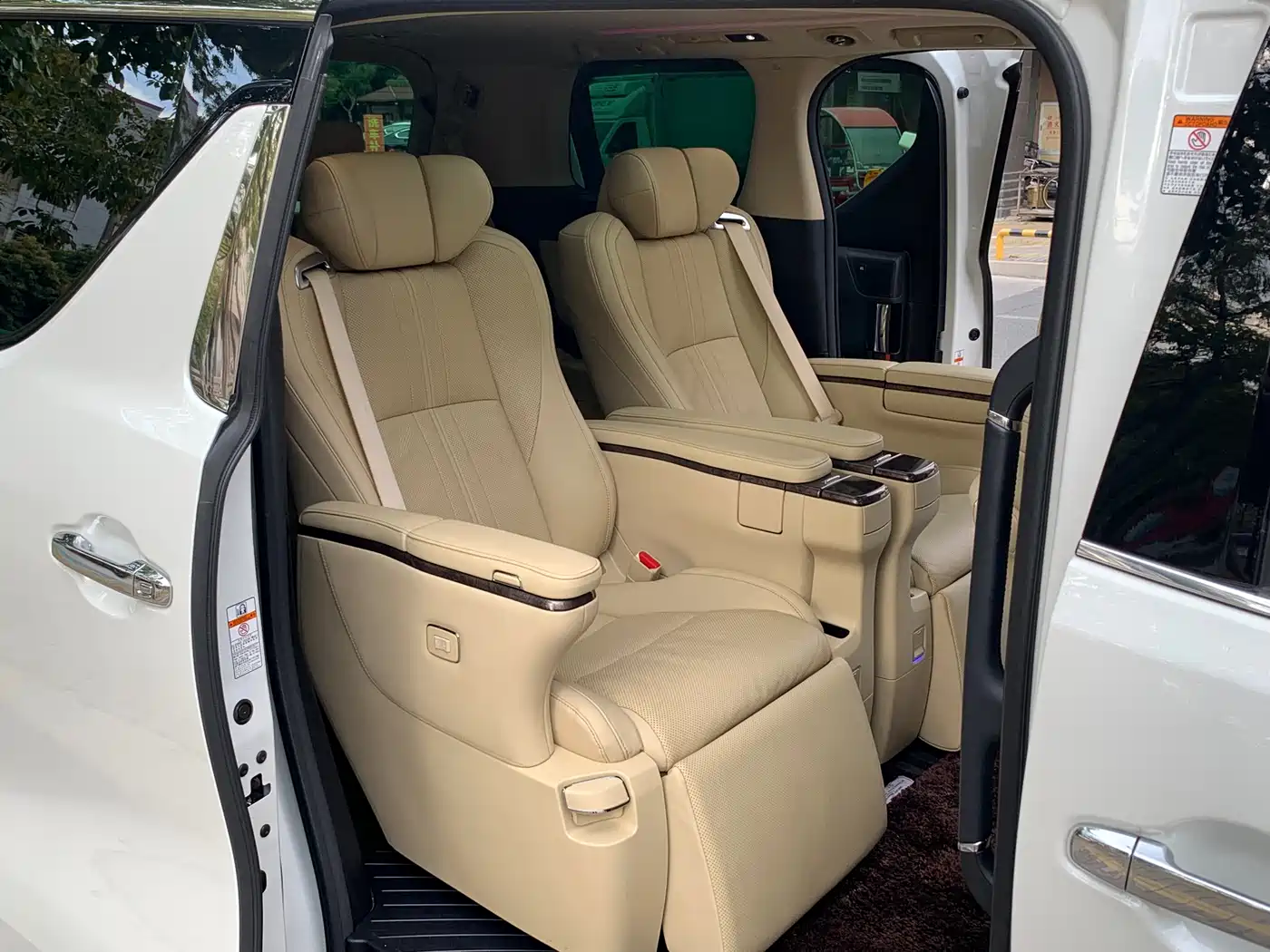 Toyota Alphard 2021 Hybrid 2.5L Premium фото 10