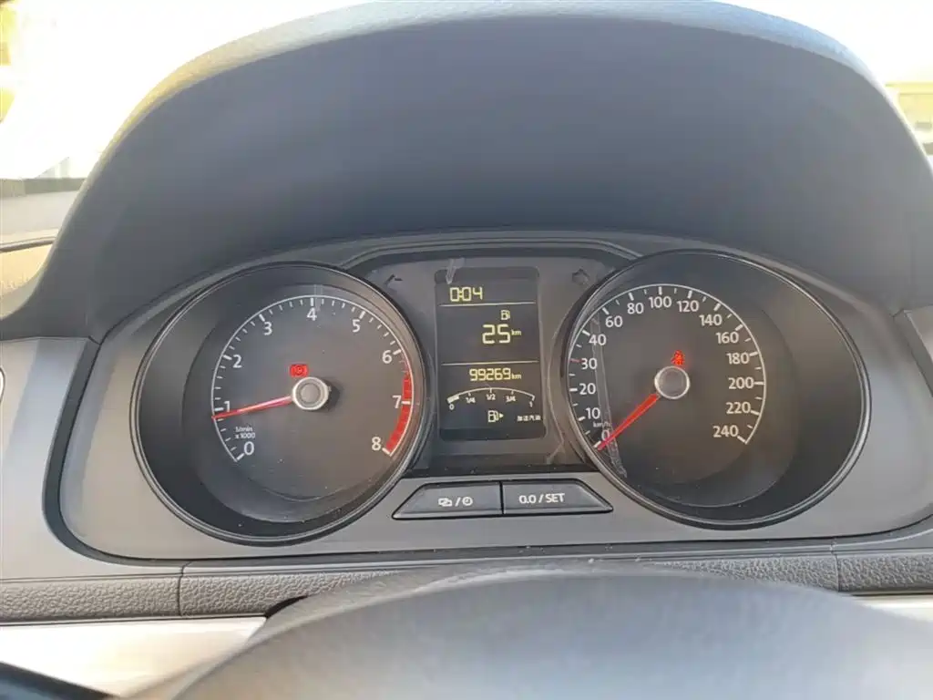 Volkswagen Lavida 2015 1.6L Manual Trend Edition фото 12