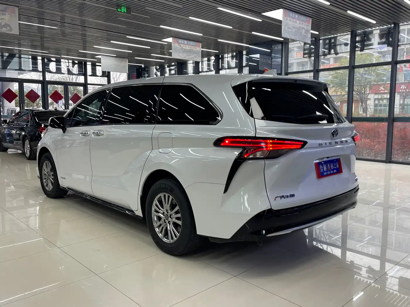 Toyota Sienna 2021 2.5L Hybrid Premium Edition фото 17